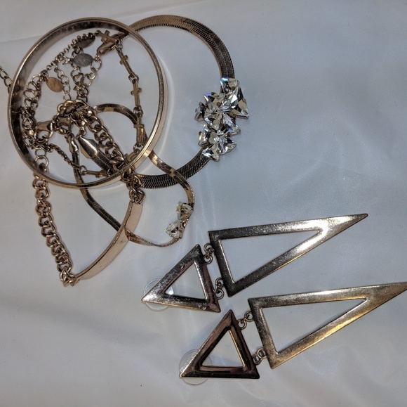 Gold bracelets and statement earrings - Picture 2 of 3